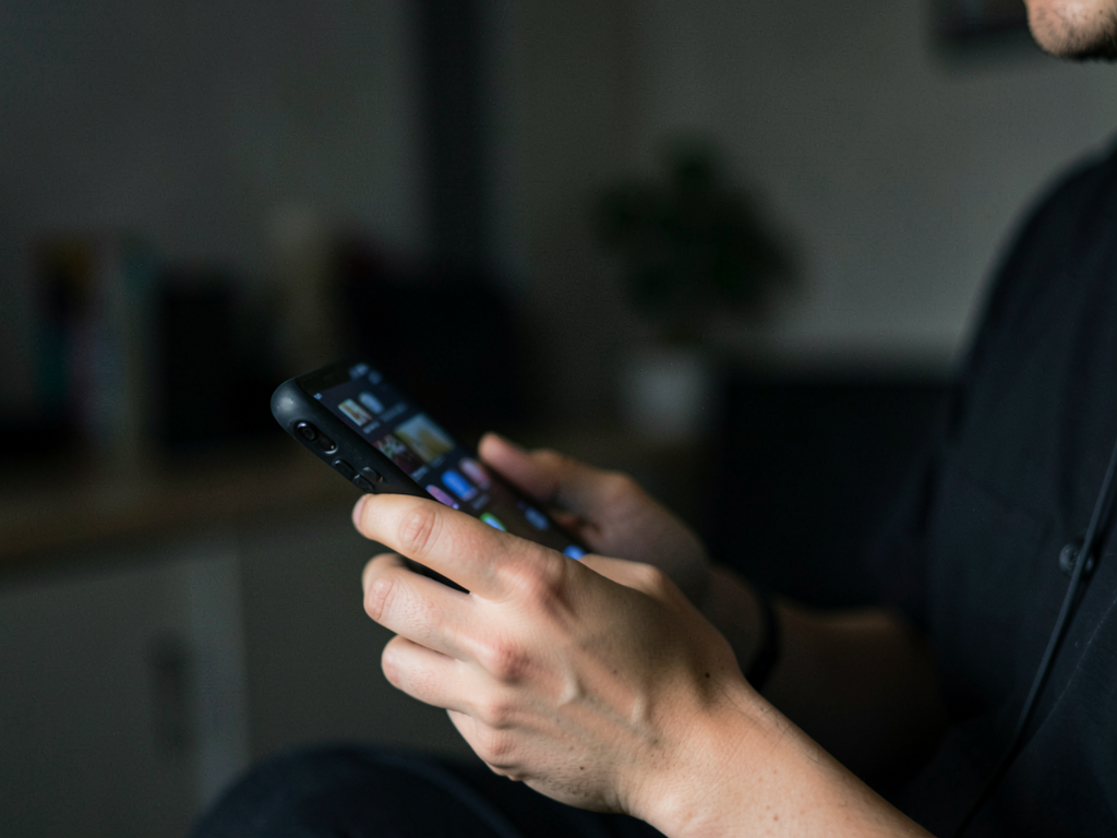 Guide de survie : Comment réagir face à un comportement déplacé ou une insistance non désirée sur un site coquin