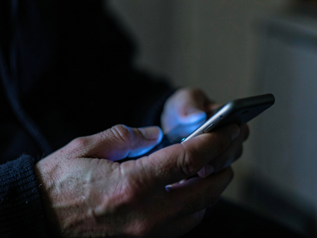 Guide de survie : Comment identifier et bloquer les catfishes sur les plateformes coquines en 2026