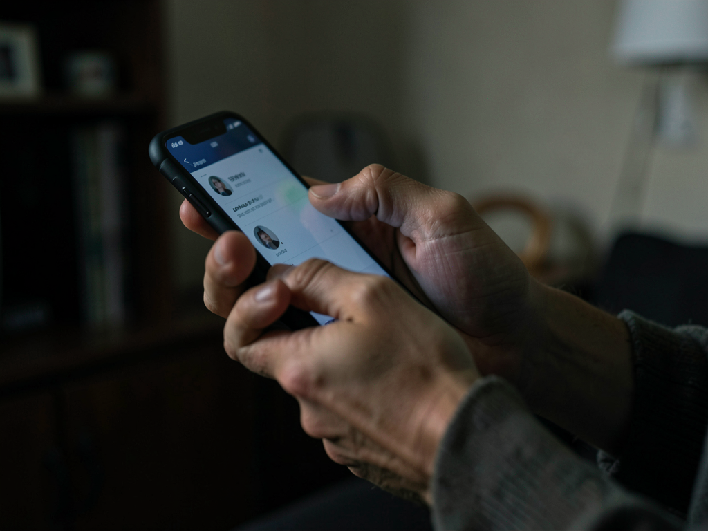 Comment réagir face à un utilisateur qui devient trop insistant ou agressif par message : guide de défense digitale