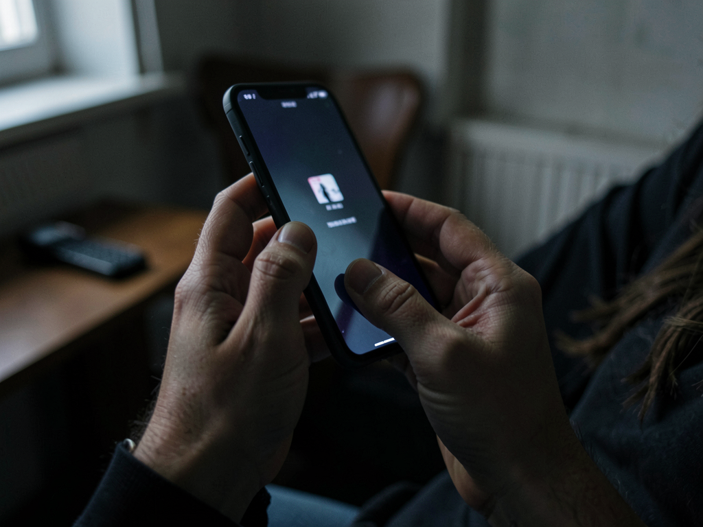 Pourquoi l'utilisation d'une application mobile dédiée est plus risquée qu'un site web sur navigateur pour votre vie privée ?